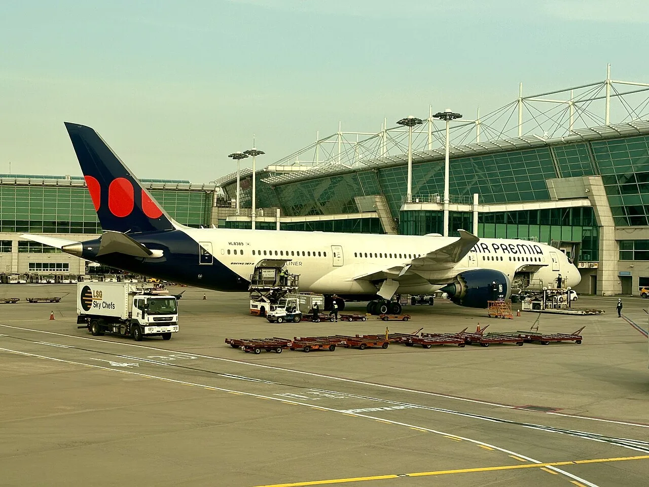 仁川空港第1ターミナルの搭乗口に止まるエアプレミアのボーイング787-9