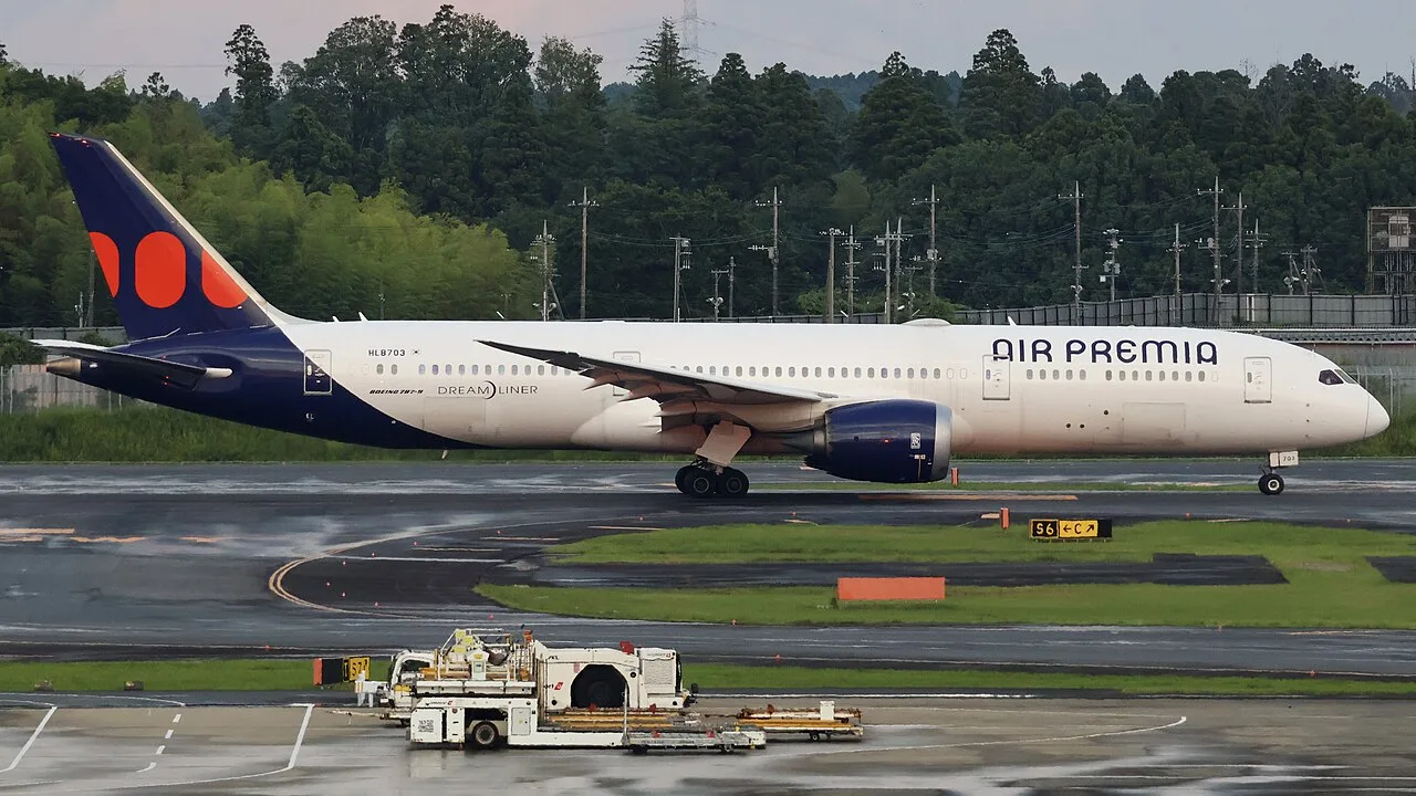 成田空港の誘導路を走るエアプレミアのボーイング787-9。白い機体に紺色の尾翼と赤い丸のロゴ