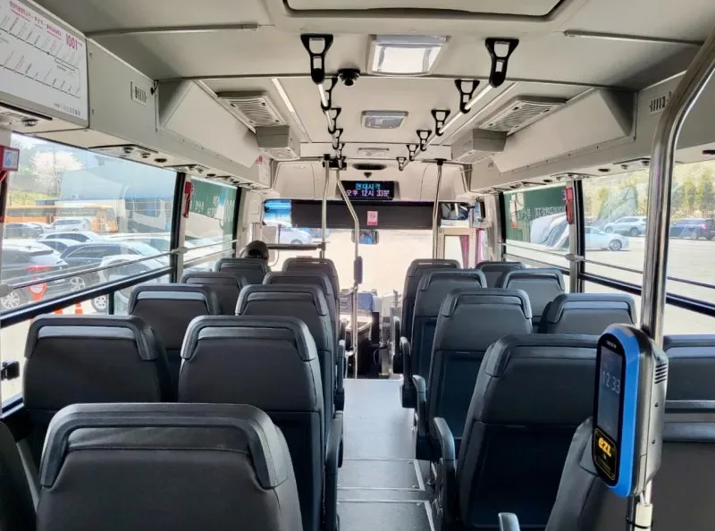 釜山のバスの車内。座席の横に、交通カードをタッチする青い読み取り機がある
