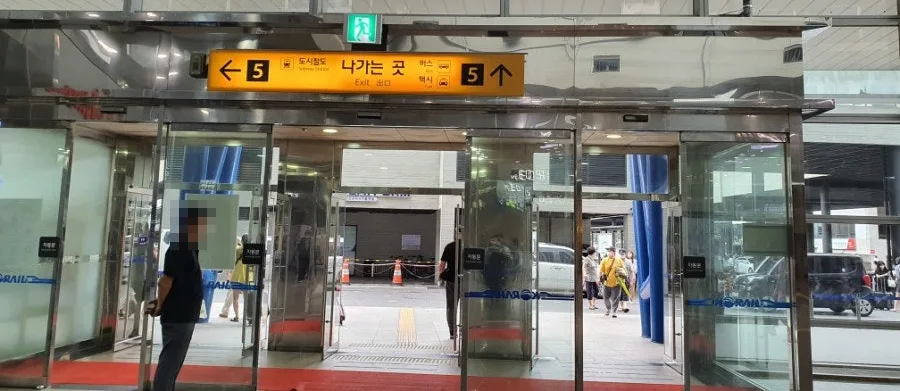 KTX釜山駅の5番出口。案内板にタクシー（택시）のマークがある