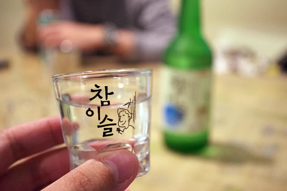 ソジュのグラス。店ではこの小さなグラスで飲むのが定番