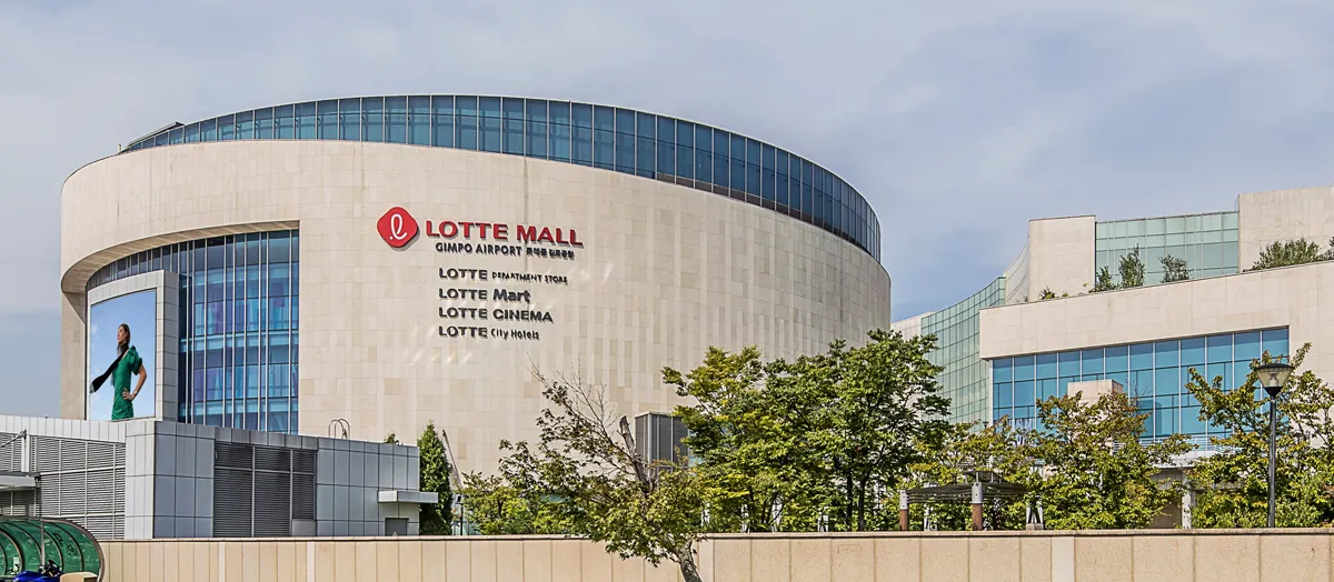 「LOTTE MALL GIMPO AIRPORT」の看板の下に百貨店・マート・シネマ・ホテルの名前が並ぶ円形の建物