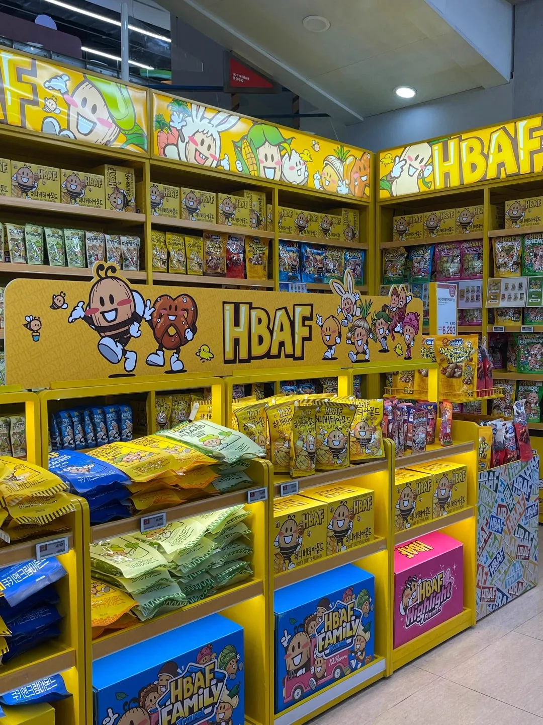 キャラクターの看板の下にハニーバターアーモンドの袋が並ぶHBAFの売り場
