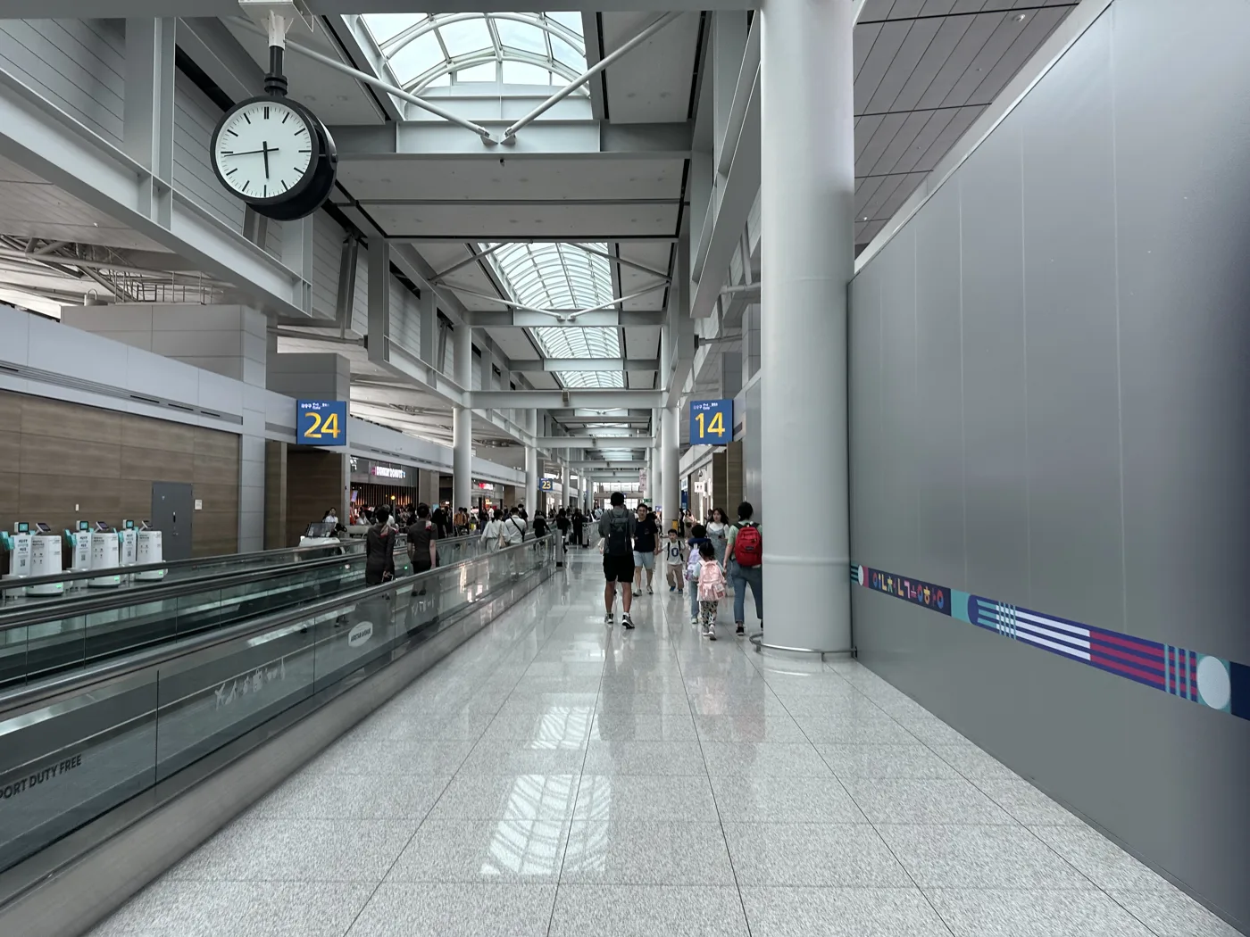 仁川空港第1ターミナルの出国後エリア。搭乗口の番号表示と動く歩道が続く