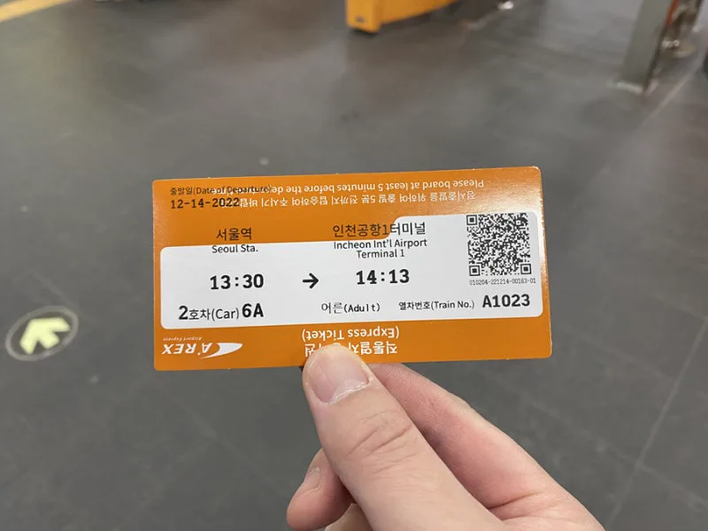 直通列車の乗車券。号車と座席番号が書かれている