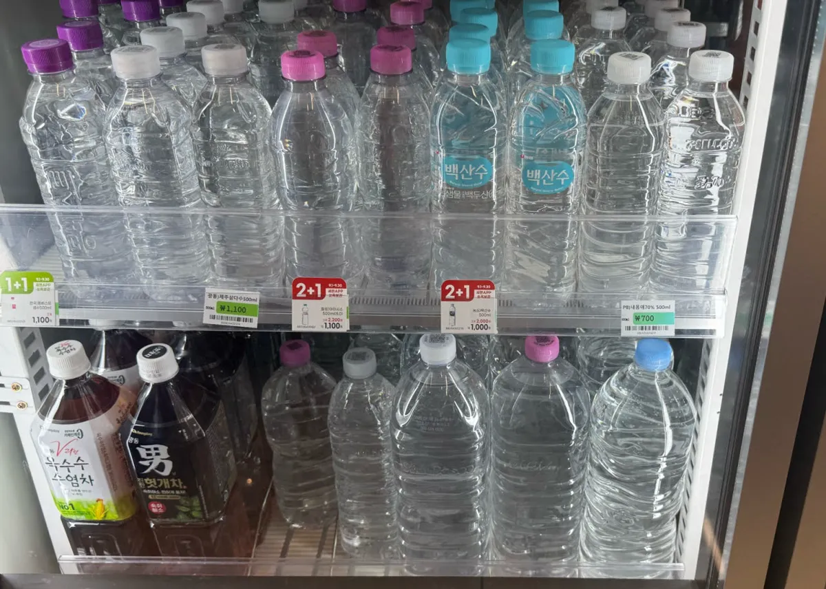 コンビニの冷蔵庫に並ぶ500mlの水。値札は₩700〜₩1,100