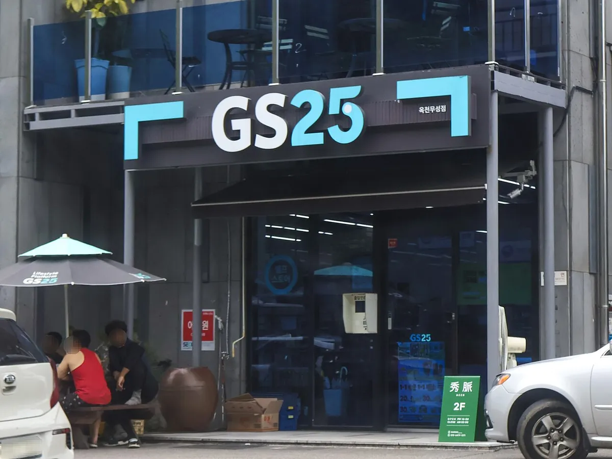 GS25の店の入り口。水色の「GS25」の看板が目印