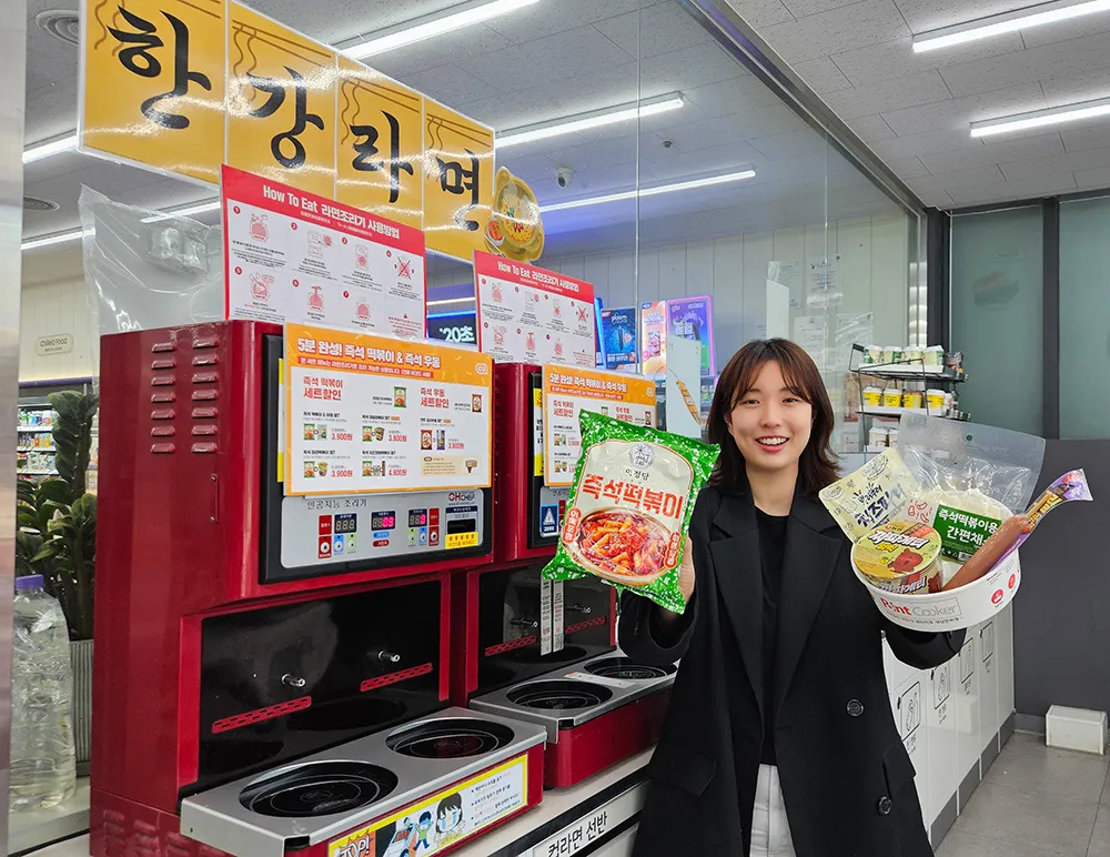CUのラーメン機。赤い機械が並び、上に使い方の紙が貼ってある