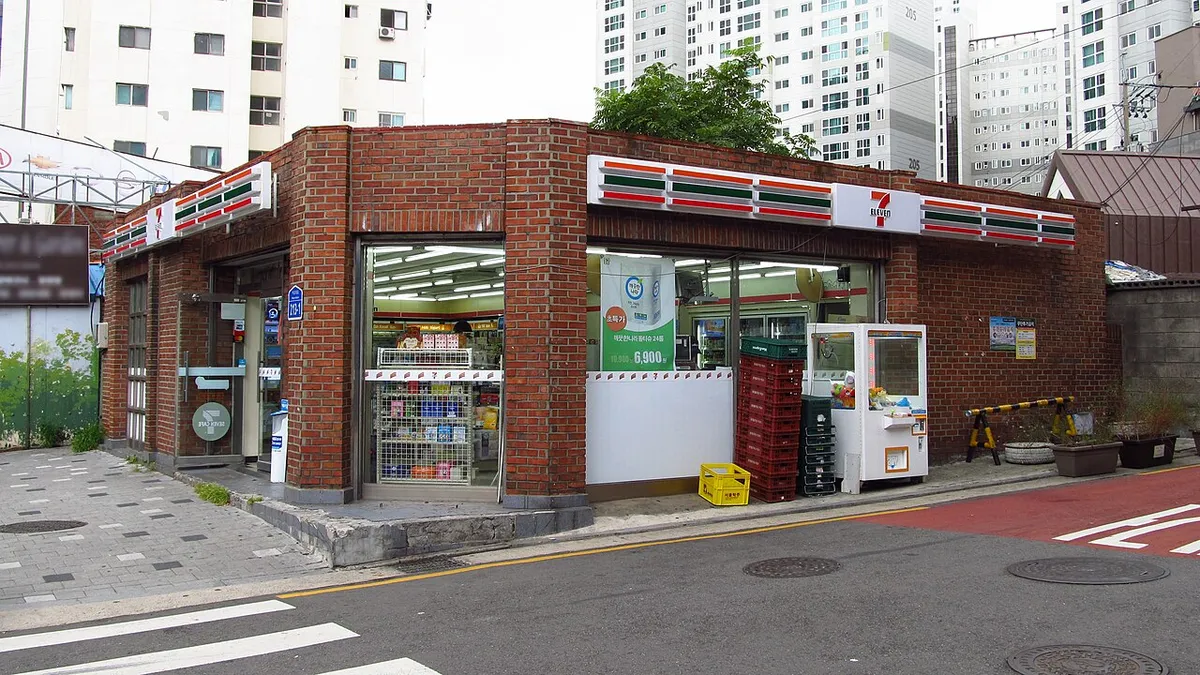 韓国のセブンイレブンの店。日本と同じオレンジ・緑・赤の看板