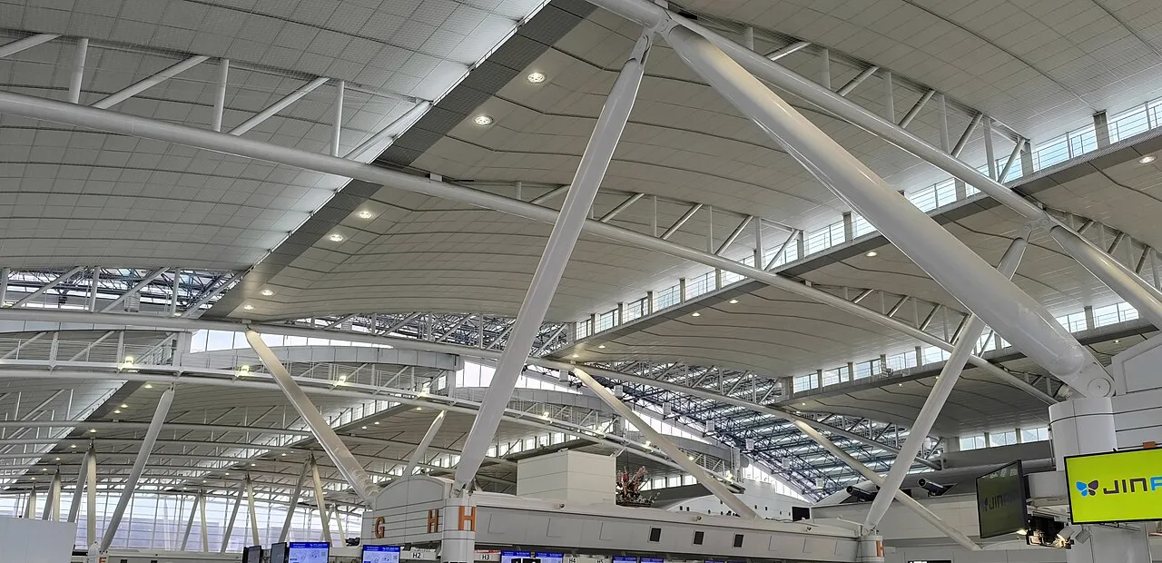 福岡空港国際線ターミナルの出発ロビー。白い柱が並ぶ大屋根の下にチェックインカウンターがある