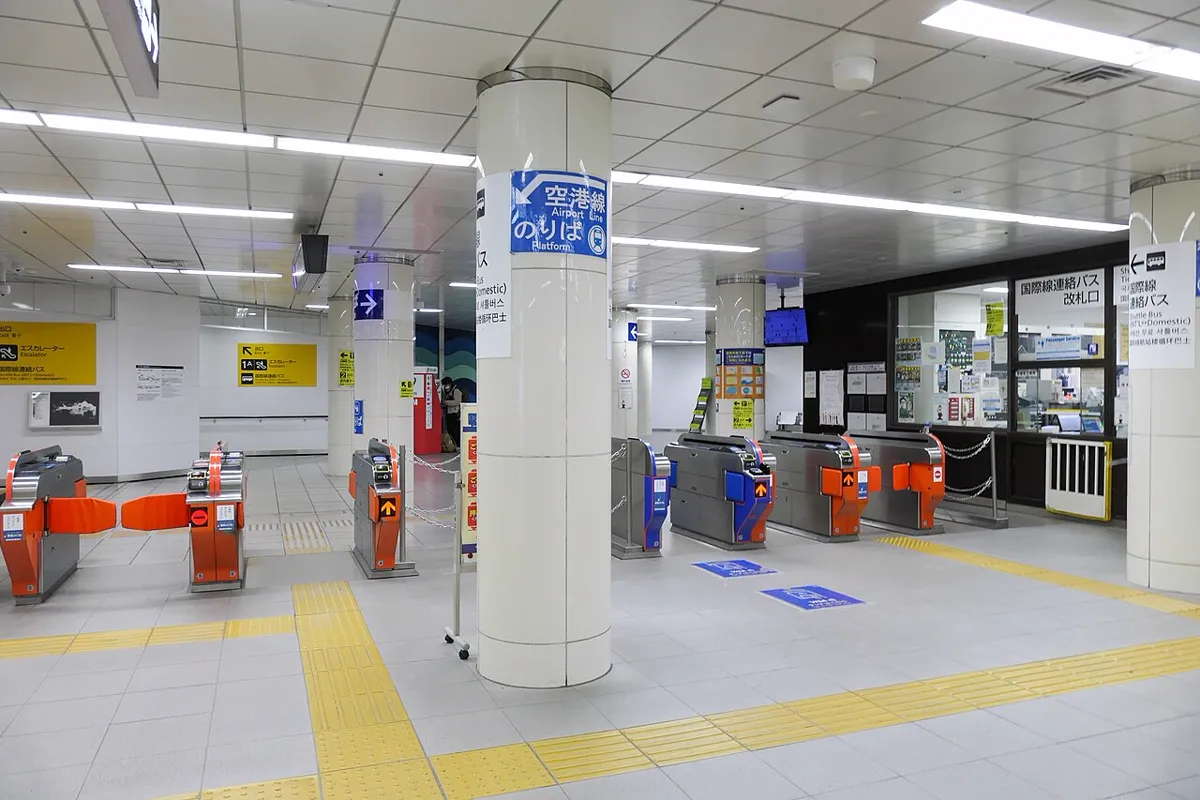 地下鉄福岡空港駅の改札。右奥に「国際線連絡バス改札口」の表示がある