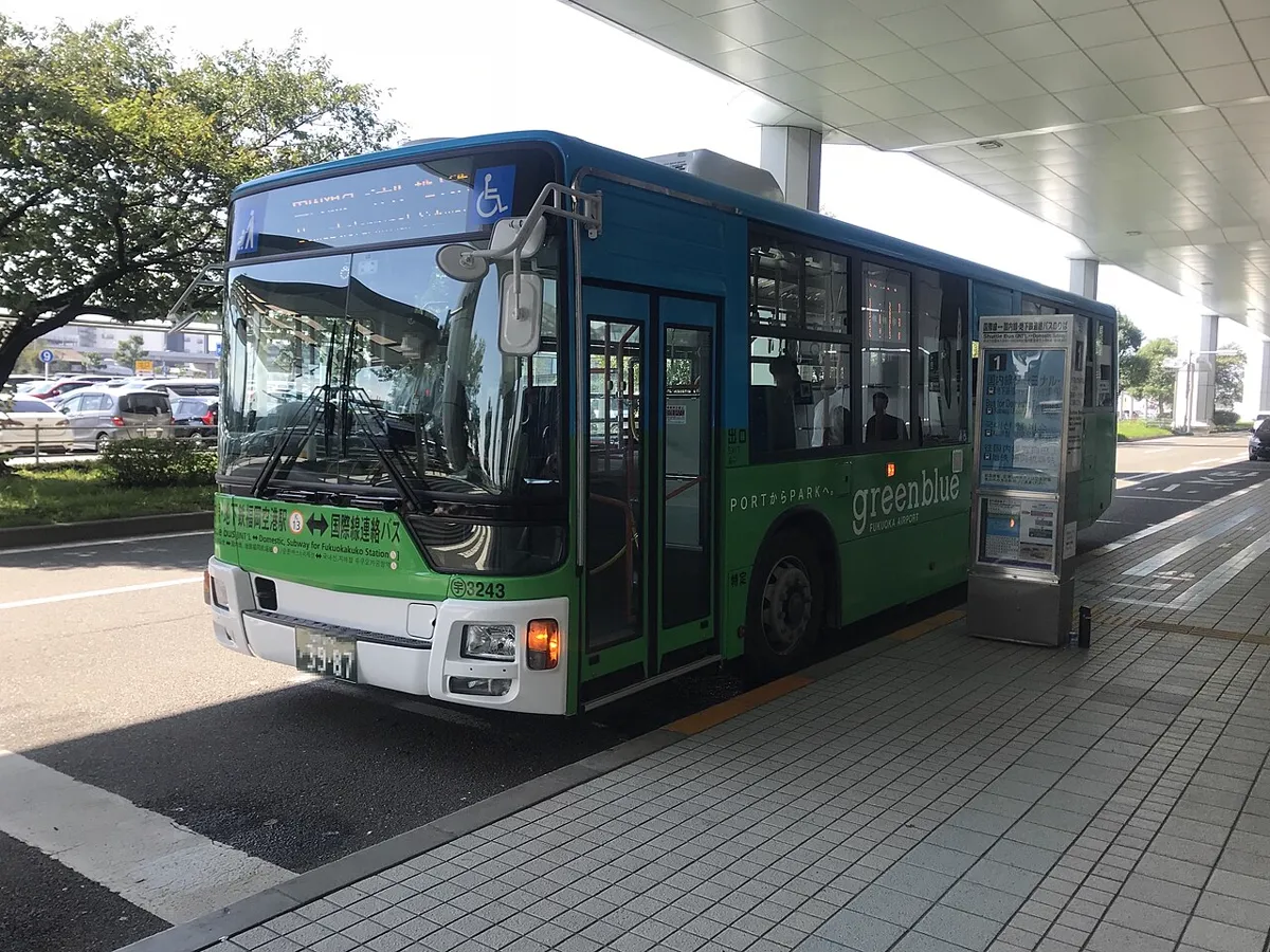 国際線ターミナルと地下鉄福岡空港駅を結ぶ緑と青の連絡バス