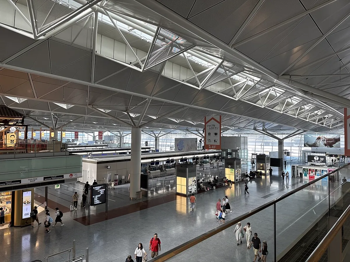 中部国際空港の国際線出発ロビー。チェックインカウンターが並ぶ