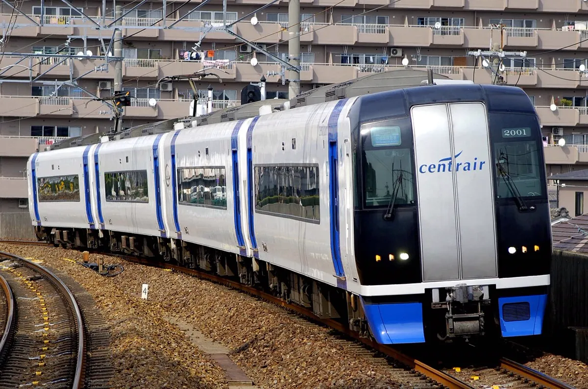 名鉄の空港特急ミュースカイ。白い車体に青いライン、正面に「centrair」の文字