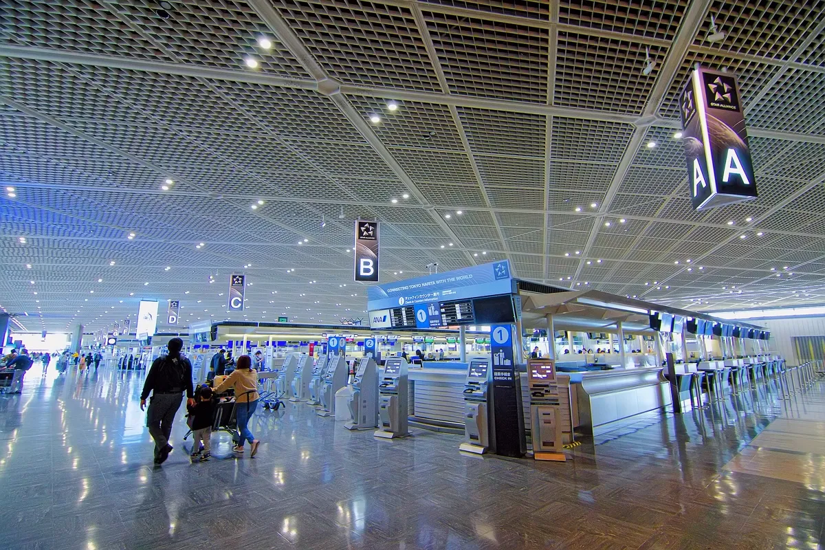 成田空港第1ターミナル南ウイングの出発ロビー。A・Bの案内の下にチェックイン機が並ぶ