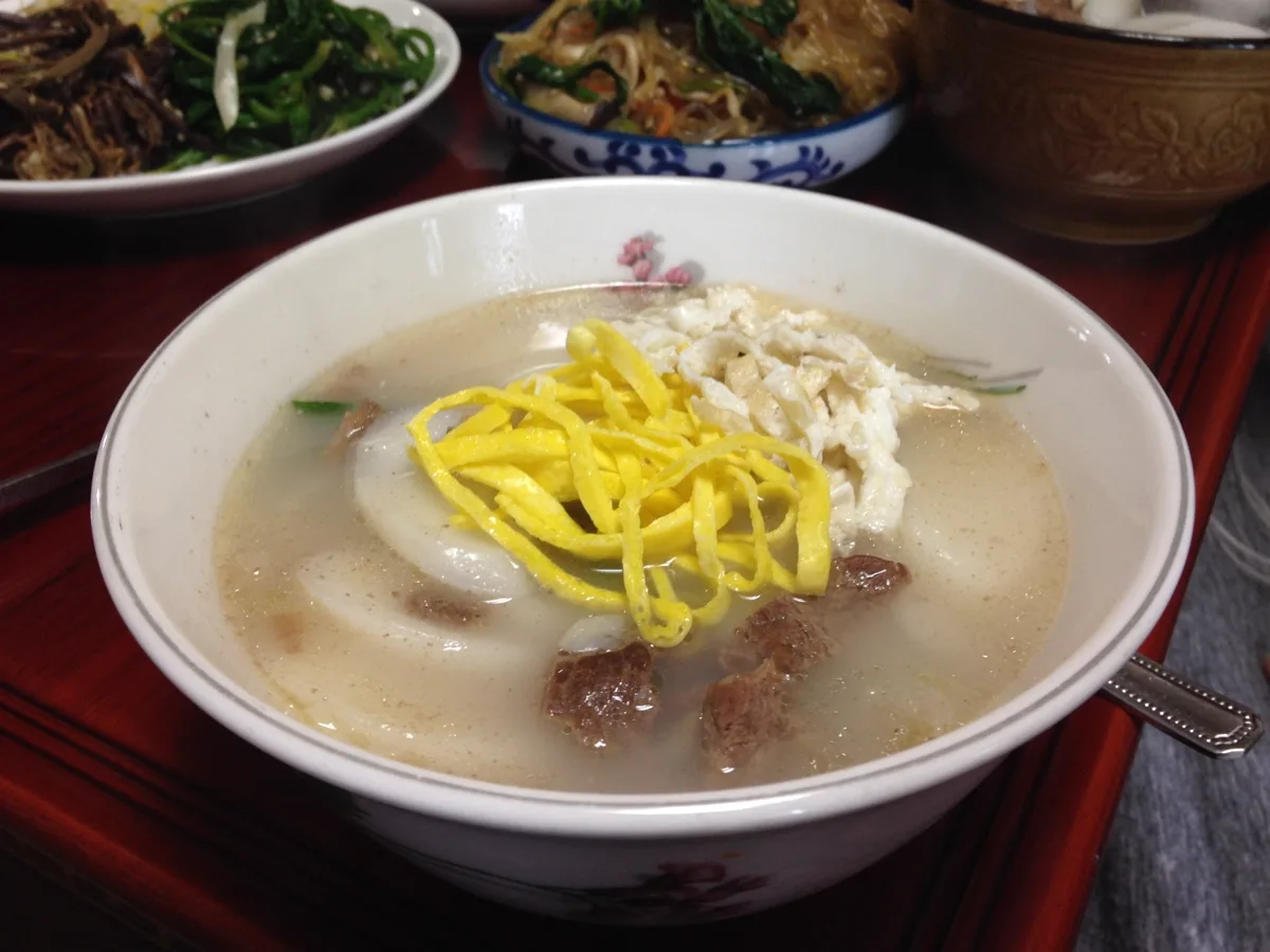 白い餅と錦糸卵をのせたトックク
