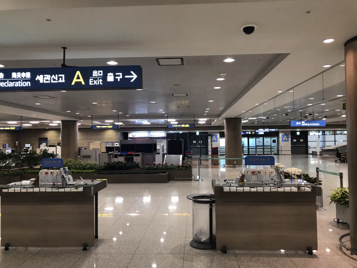 仁川空港第1ターミナルの税関エリア。「신고서 쓰는 곳」の札が立つ記入台と、「세관신고 Declaration」「면세 Nothing to Declare」の表示