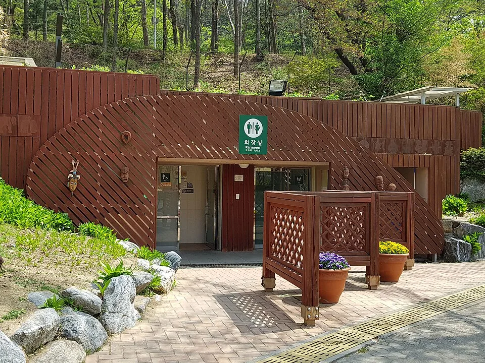 ソウル大公園のトイレ。公園には独立したトイレの建物があることが多い