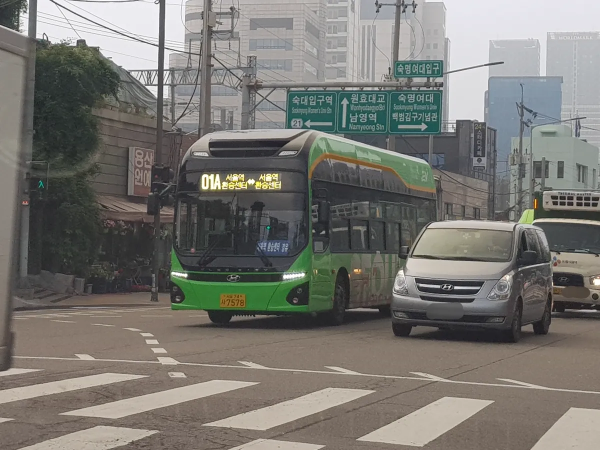 ソウルの緑色の市内バス。前面の行き先表示に「01A」と出ている