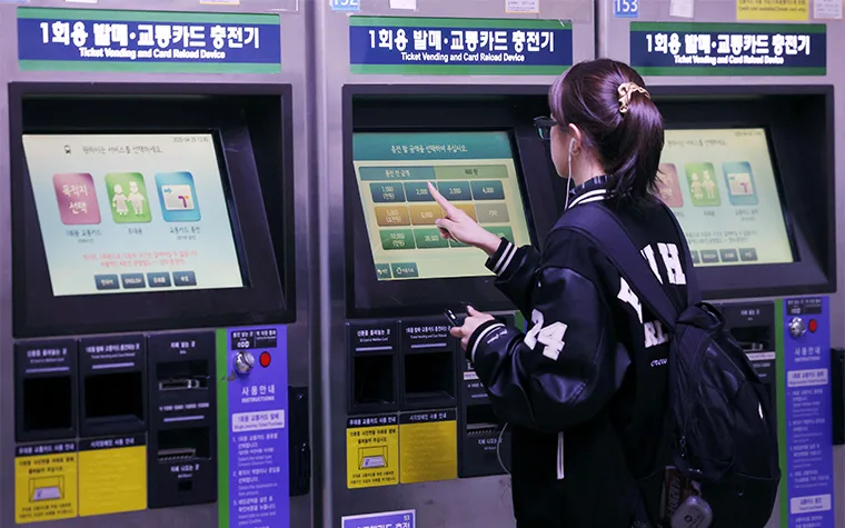 駅の券売機。「1회용 발매・교통카드 충전기」と書かれた機械で1回券の購入やチャージができる