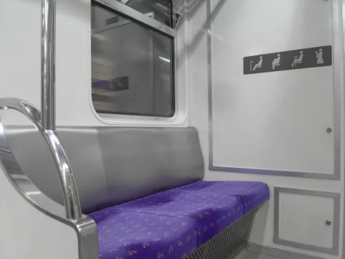 車両の端にある優先席。壁の絵で対象の人が示されている