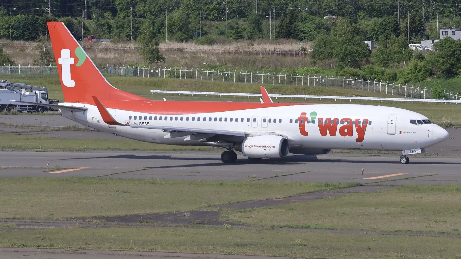 新千歳空港の誘導路を走るティーウェイ航空のボーイング737-800。白い機体に赤い尾翼とt'wayのロゴ