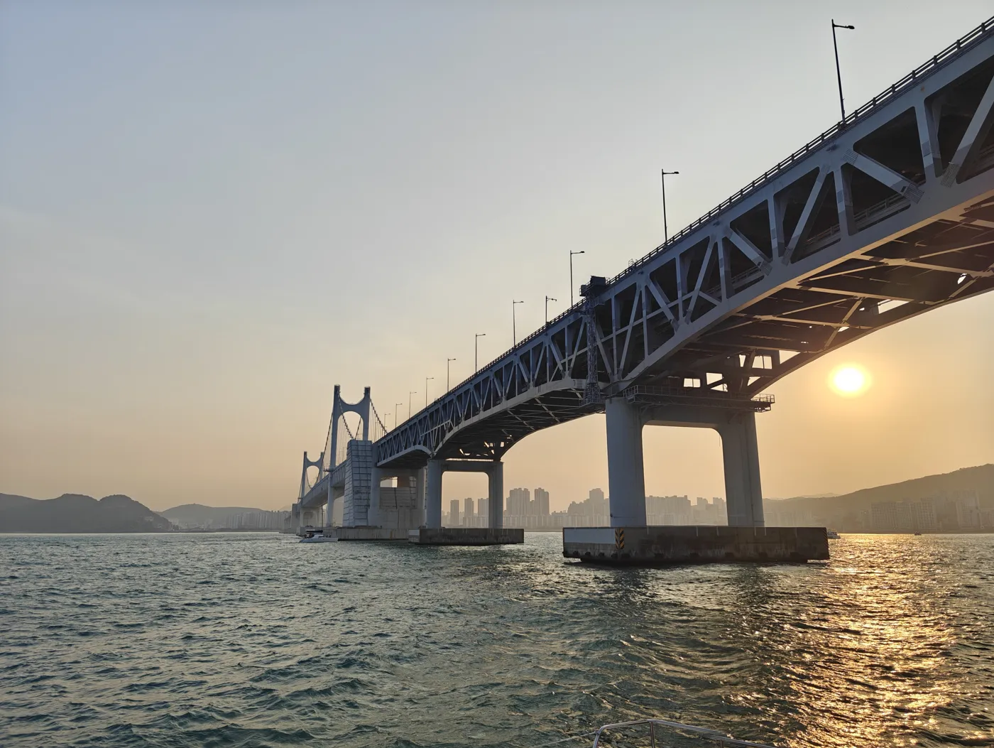 夕日が沈む広安大橋
