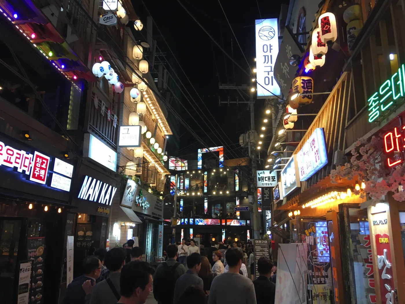 夜の西面の繁華街