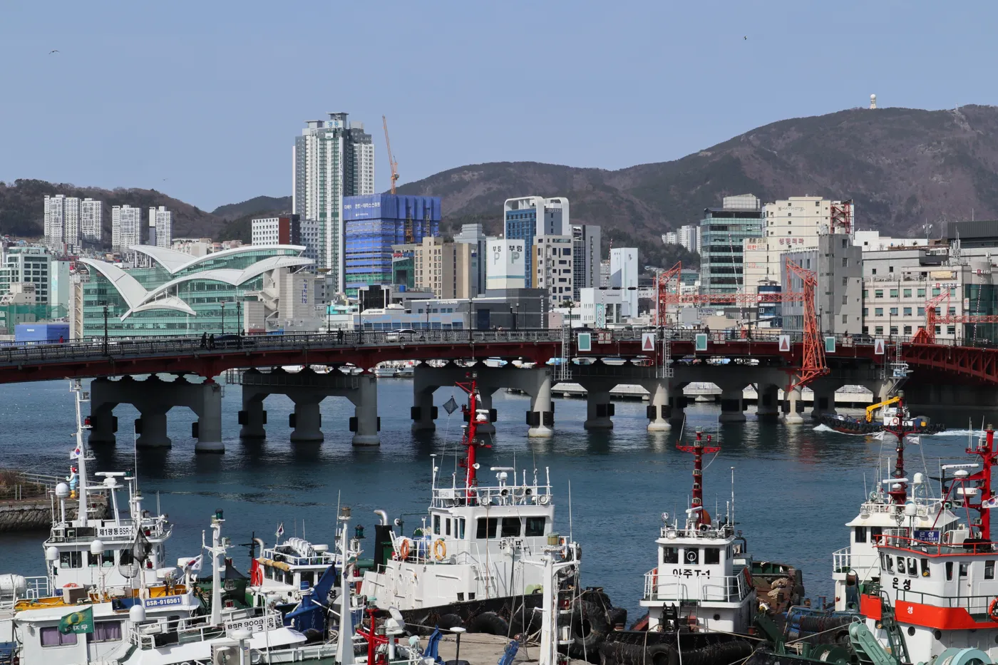 影島大橋と港の漁船