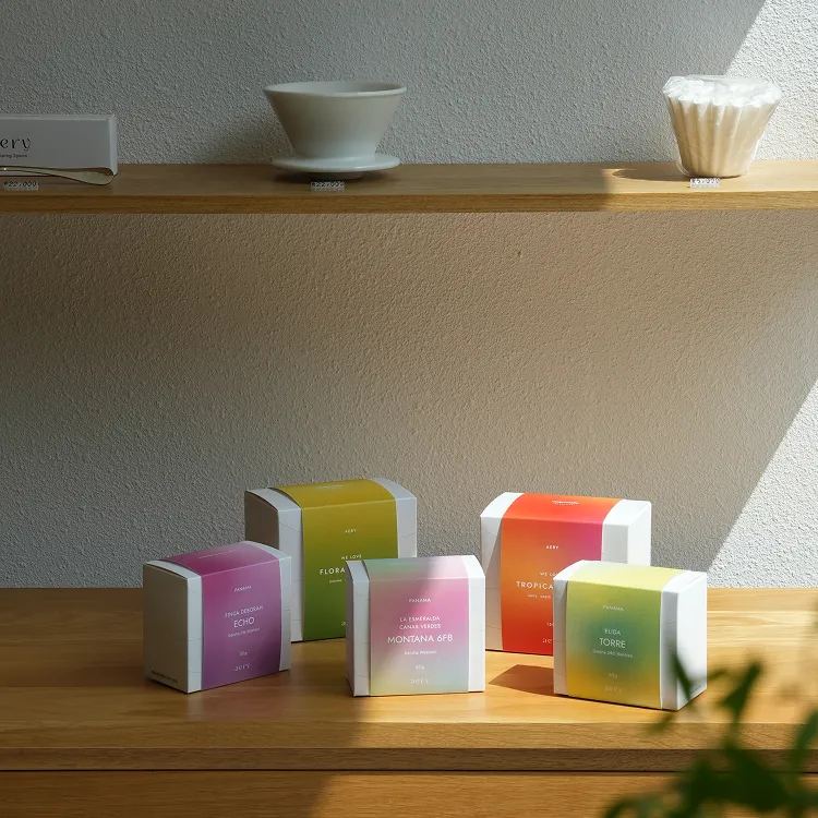 棚に並んだ、色ちがいのaery coffeeのコーヒー豆の箱