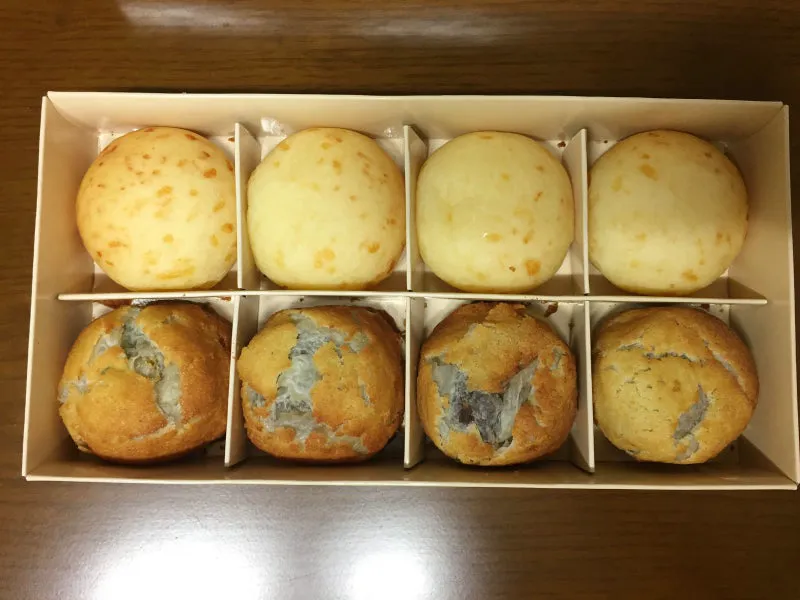 8つに仕切られた箱に、白いチポンマンジュと茶色いパイマンジュが4個ずつ