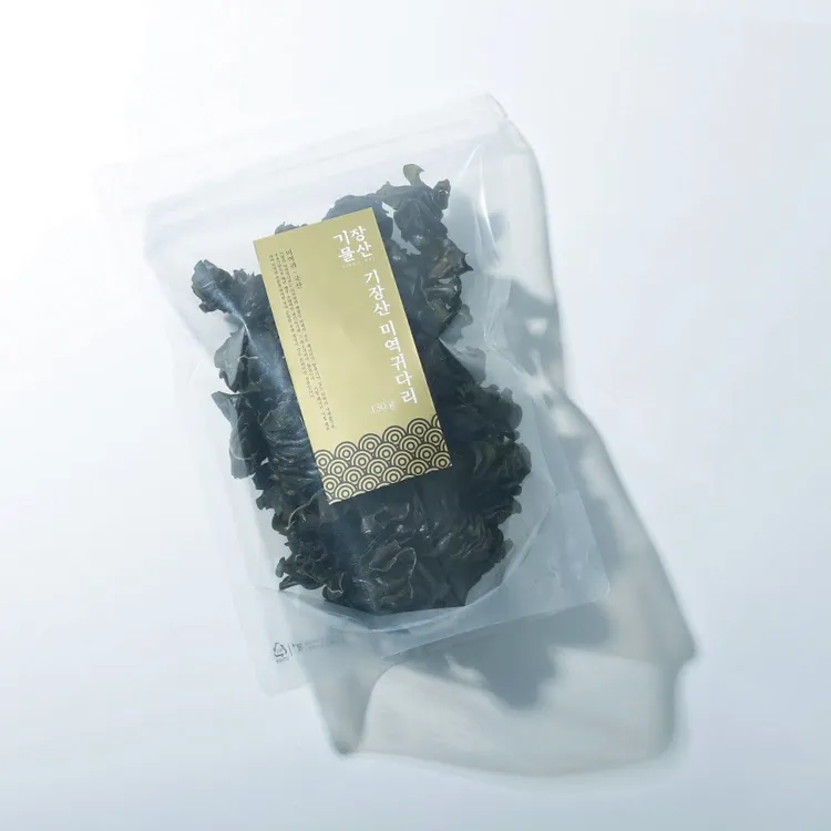 金色のラベルの透明な袋に入った、黒く乾いたわかめの根元