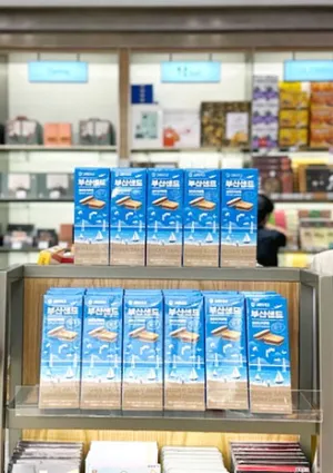 免税店の棚に並ぶ青い箱の釜山サンド