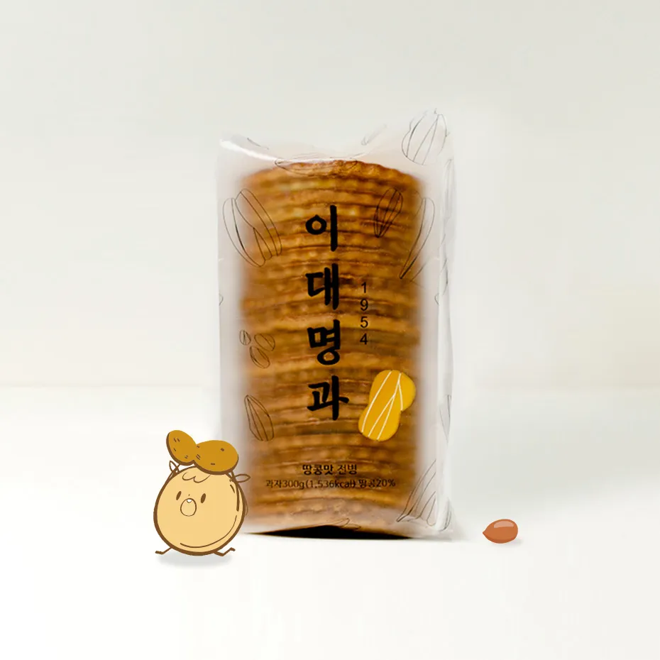 「이대명과」と縦に書かれた袋に、丸いせんべいが重なって入っている