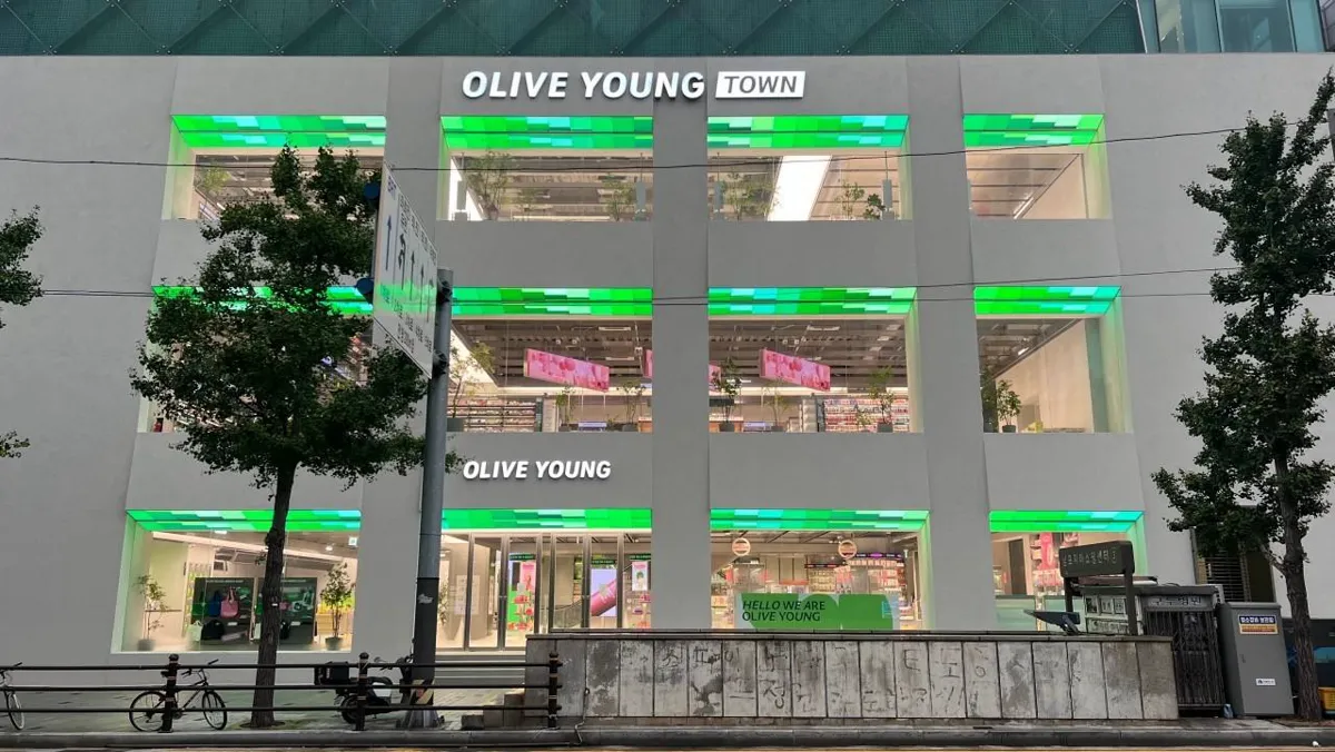緑のライトが光る4階建ての「OLIVE YOUNG TOWN」の建物