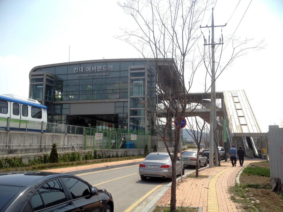 エバーラインの前垈・エバーランド駅の駅舎