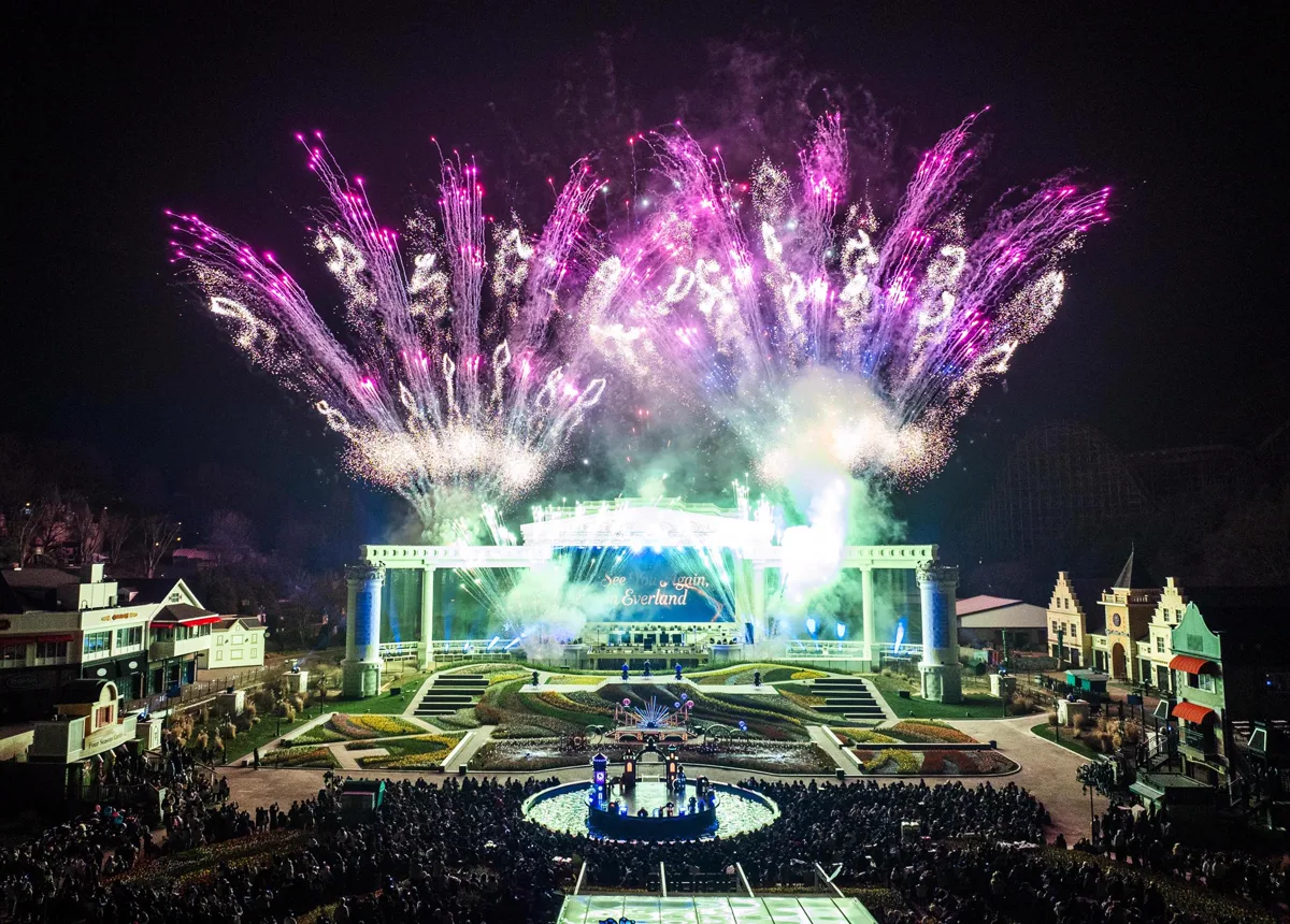 フォーシーズンズガーデンの夜空に広がるピンクと緑の花火