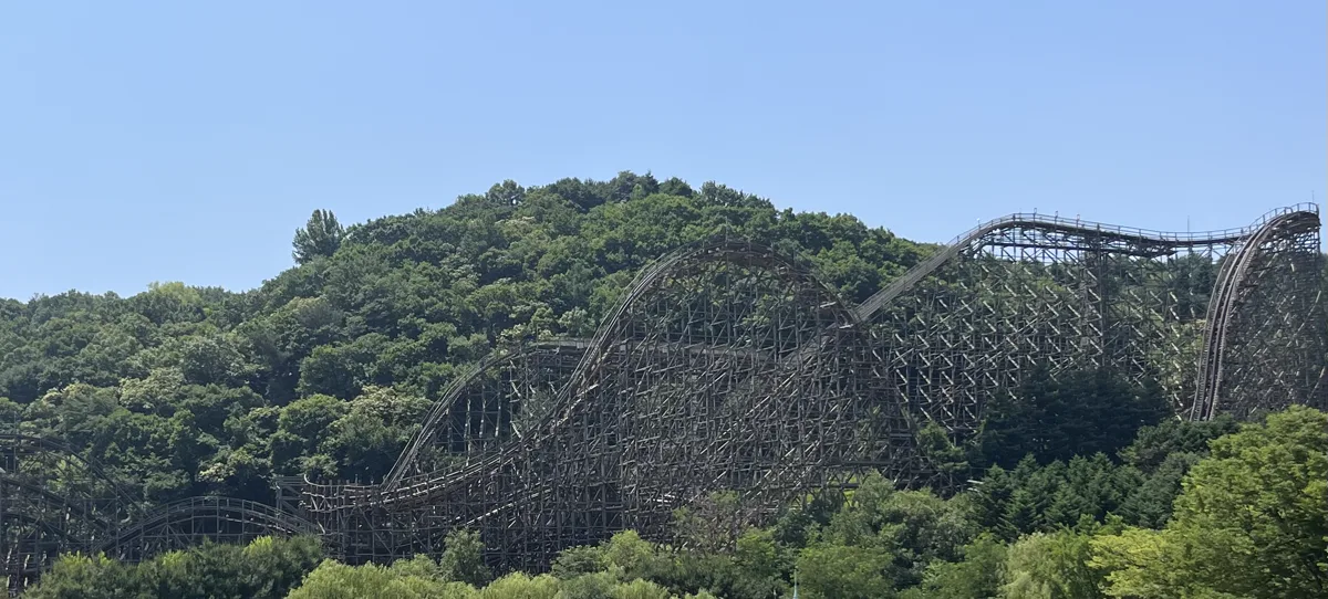 木組みの支柱の上を大きくうねる旧Tエクスプレスのコース