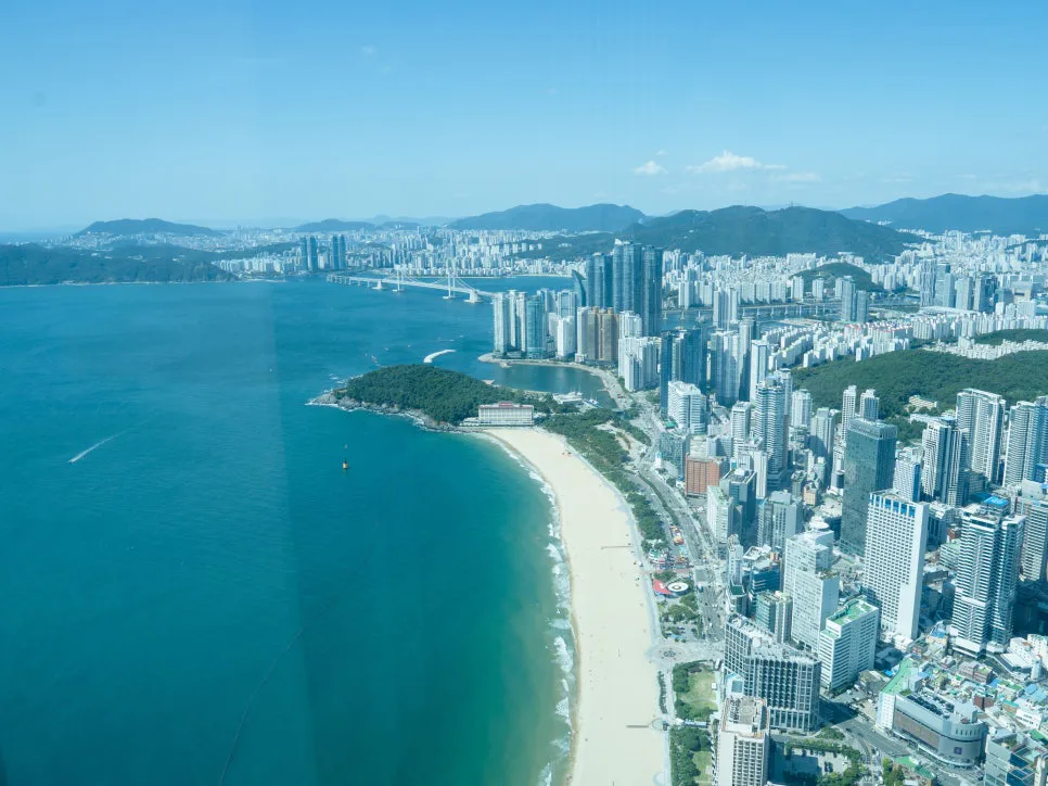 BUSAN X the SKYから見下ろす海雲台ビーチと冬柏島