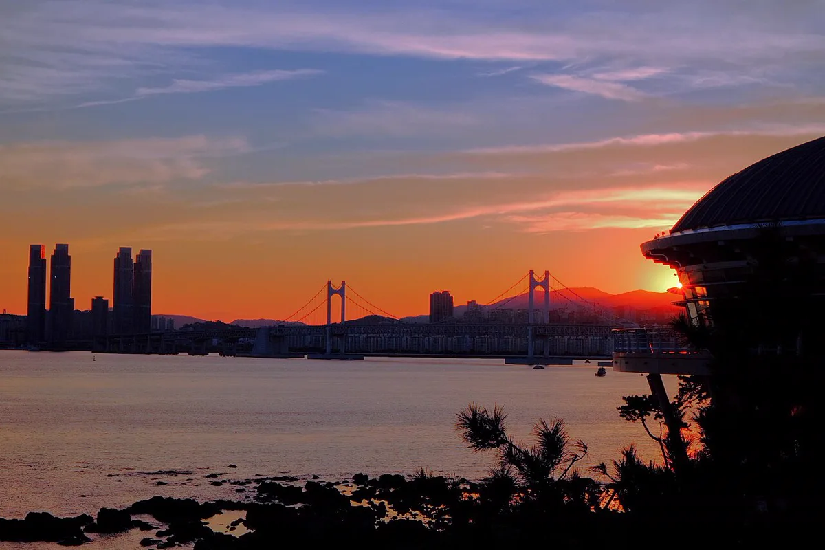 冬柏島から眺める夕暮れの広安大橋