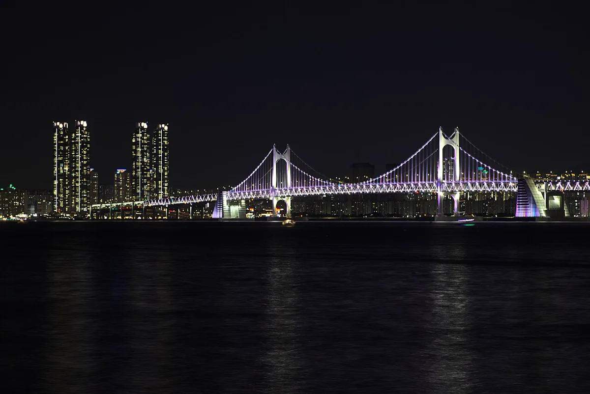 ライトアップされた夜の広安大橋