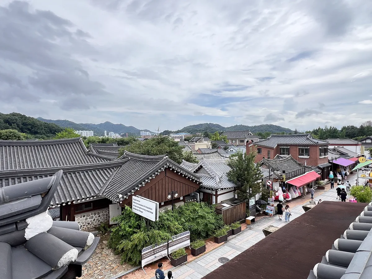 瓦屋根の上から見下ろした全州韓屋村の通り