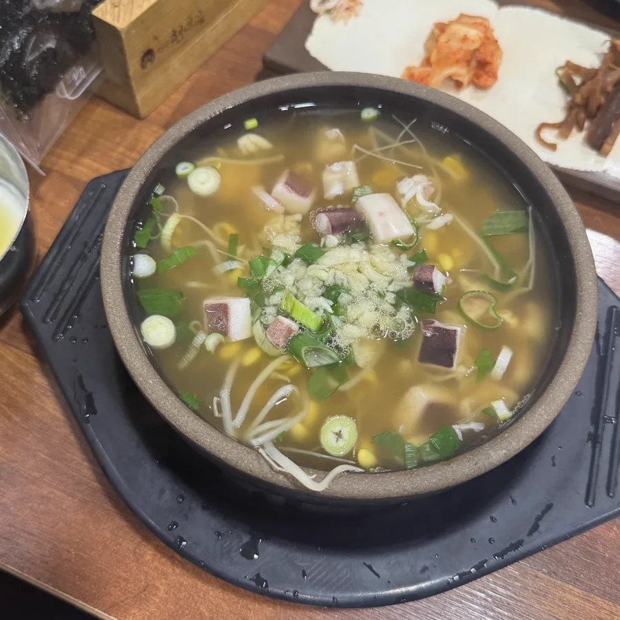 ヒョンデオク 南部市場店のコンナムルクッパ