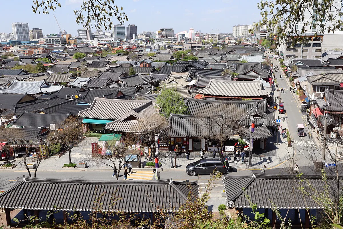 梧木台近くの高台から見下ろした全州韓屋村