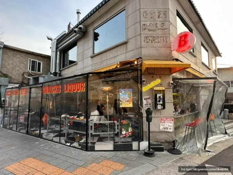 石垣の前のテラス席