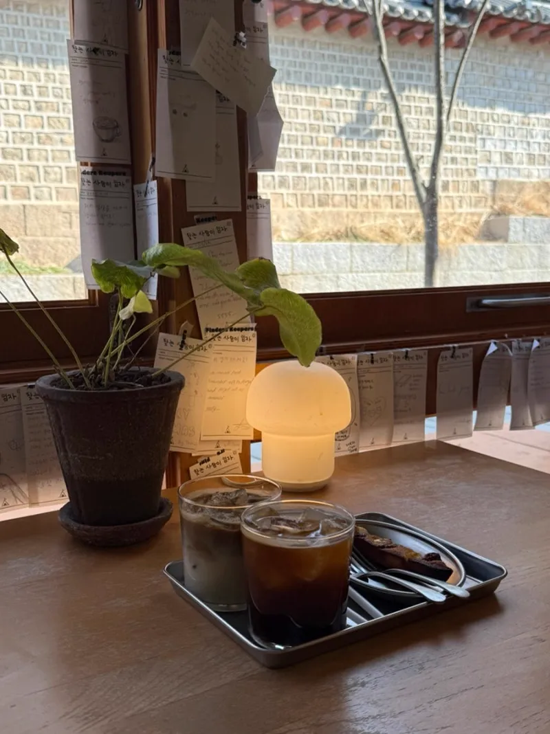窓辺のランプと飲み物