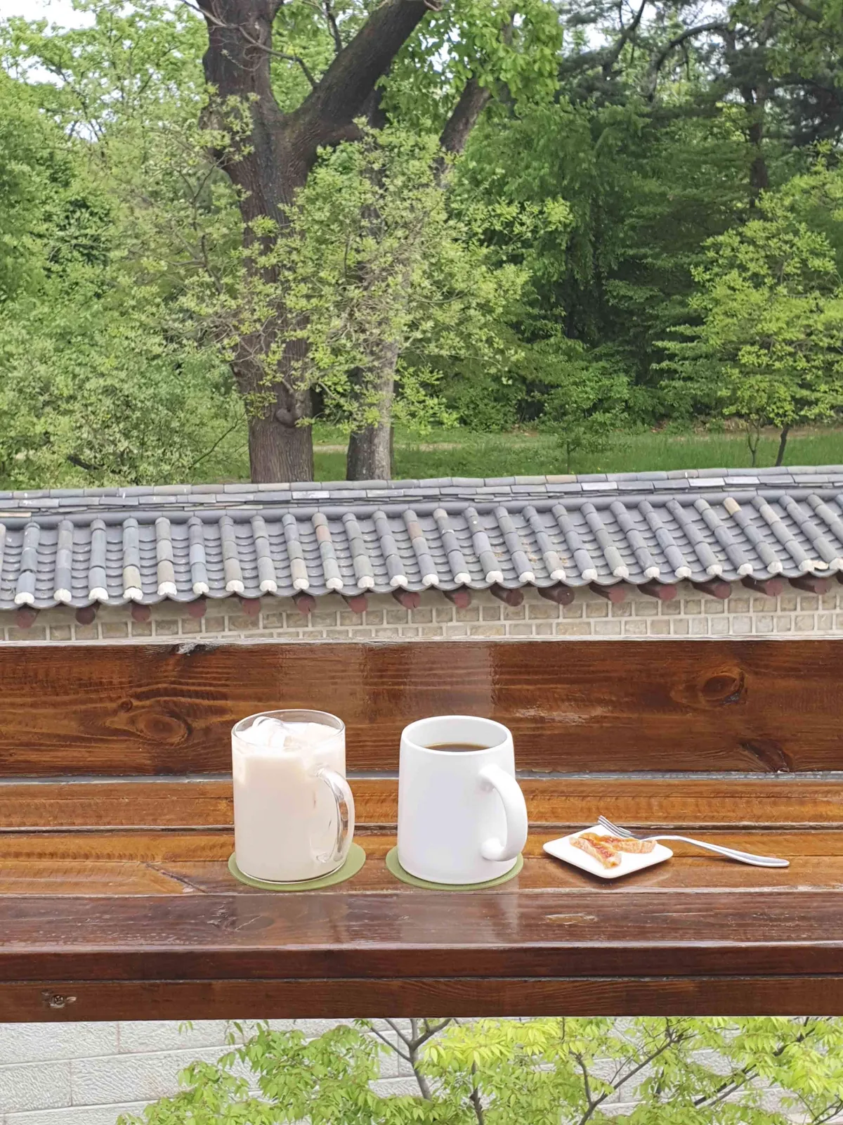 瓦屋根越しに飲むコーヒー