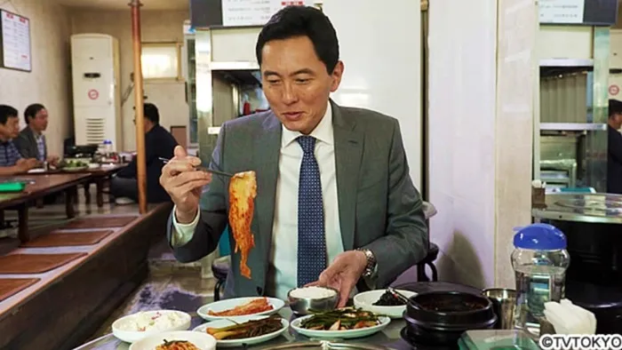 トバンでおかずのキムチを口に運ぶ五郎さん