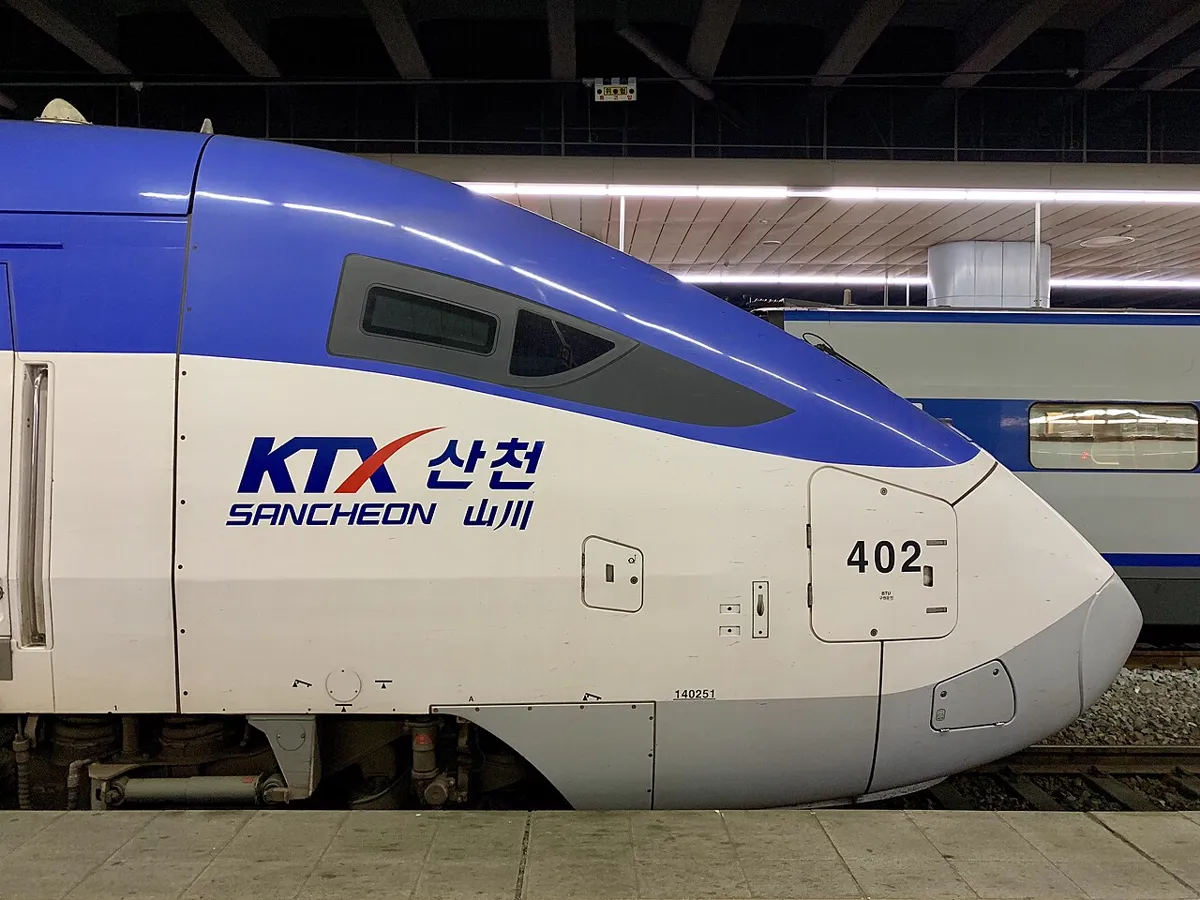 ソウル駅のホームに停まるKTX-山川