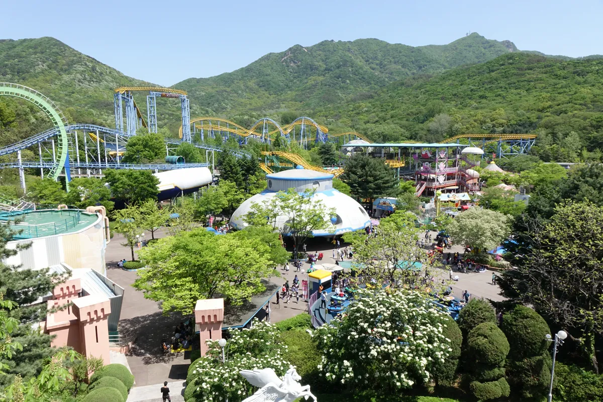 緑の山に囲まれたソウルランドの全景